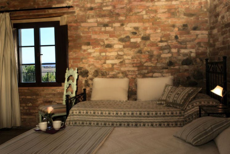 Una camera con muri a pietra a vista