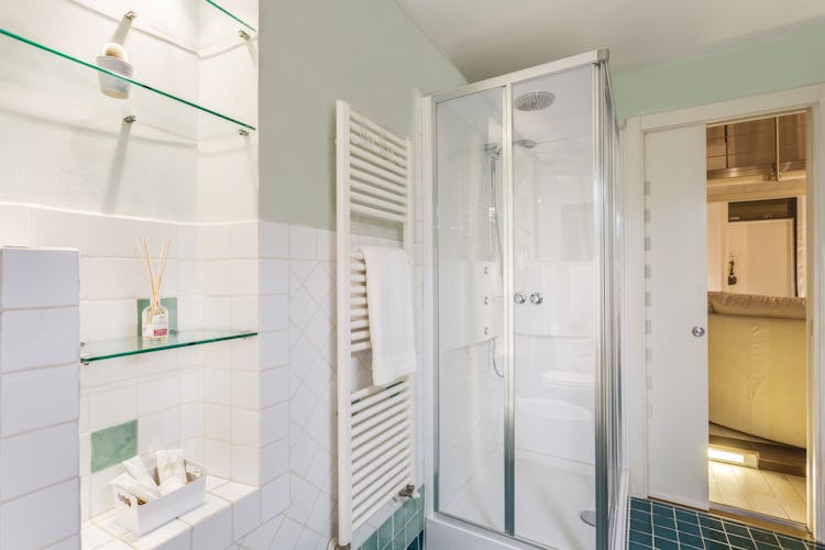 Loft le Murate Vacation Apartment: Bathroom on ground floor