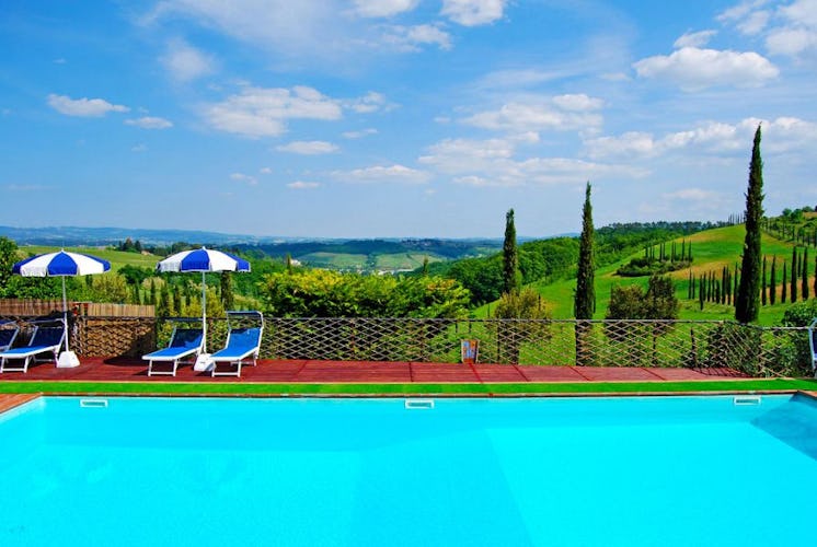 La piscina privata immersa nel verde delle colline circostanti