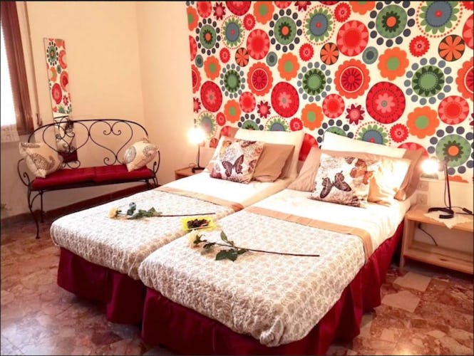 Two bedrooms are furnished with two single beds at Mamii Haus