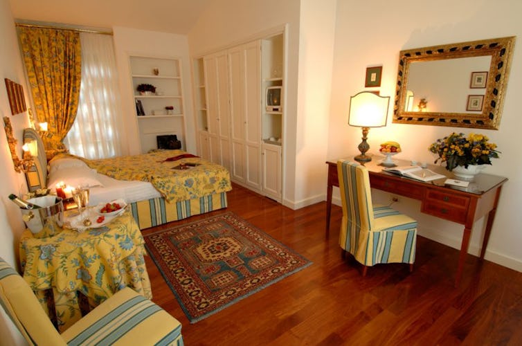 A spacious and bright double room at Marignolle Relais