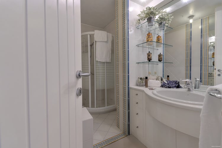 Old Bridge Apartment: bathroom with quality linens, courtesy kit & hair dryer