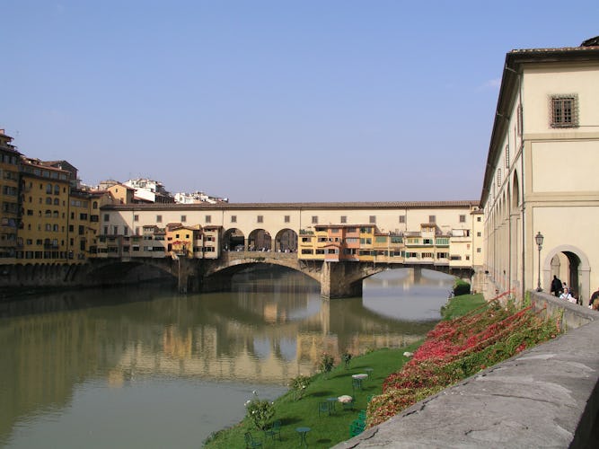 Old Bridge Apartment: Iconic monument in Florence Italy