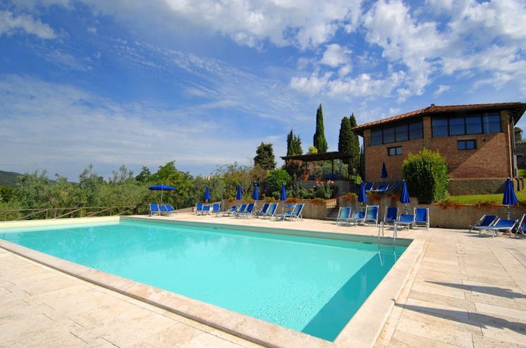 A large panoramic pool for the guests at B&B Palagetto di Sotto