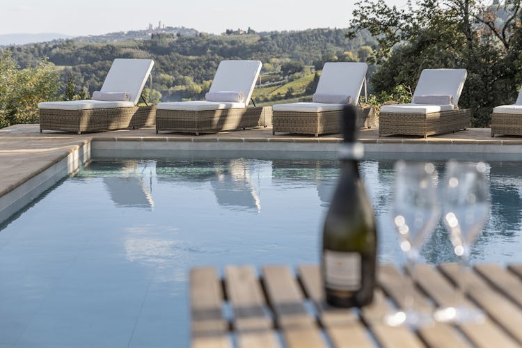 Un pomeriggio di relax in piscina circondati dal verde delle colline che incorniciano San Gimignano