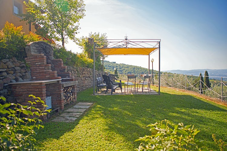 Podere Casarotta: l'ampio giardino dove rilassarsi con vista sul paesaggio
