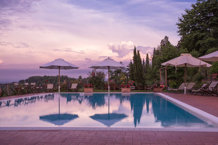 Residence Il Gavillaccio - Poolside during the sunset in Tuscany