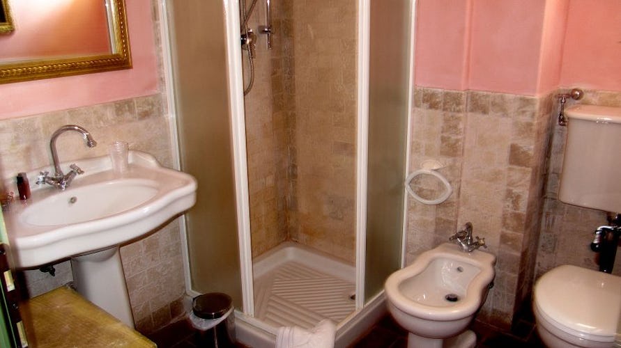 Tutte le camere hanno il bagno privato con doccia, wc, lavabo, bidet