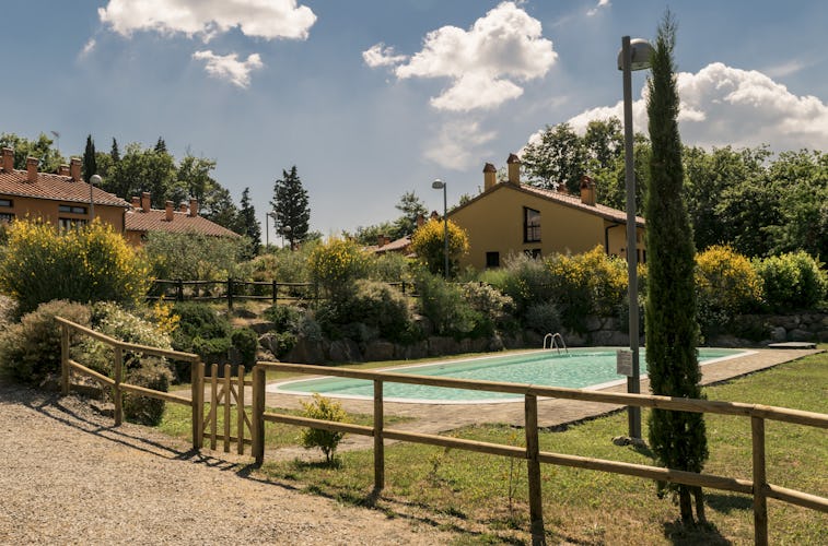 Villa Borgo la Fungaia: la piscina, recintata e circondata da un grazioso giardino