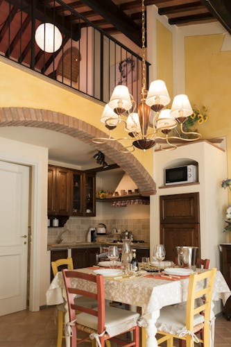 Villa Borgo la Fungaia: la cucina, con spazio sufficiente per mangiare comodamente seduti al tavolino