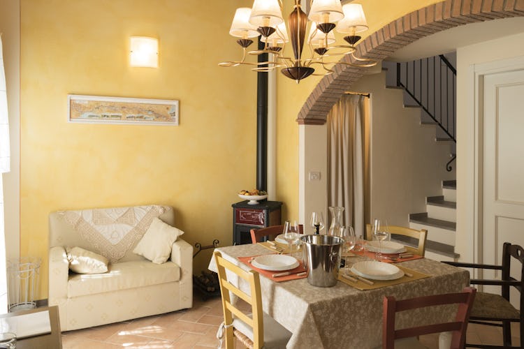 Villa Borgo la Fungaia: archi con i tipici mattoni rossi e pavimenti in terracotta