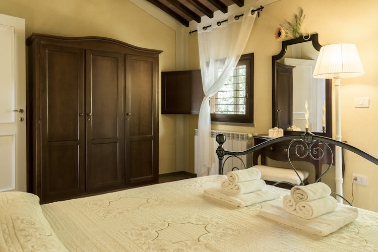  Villa Borgo la Fungaia: Double bedroom with TV