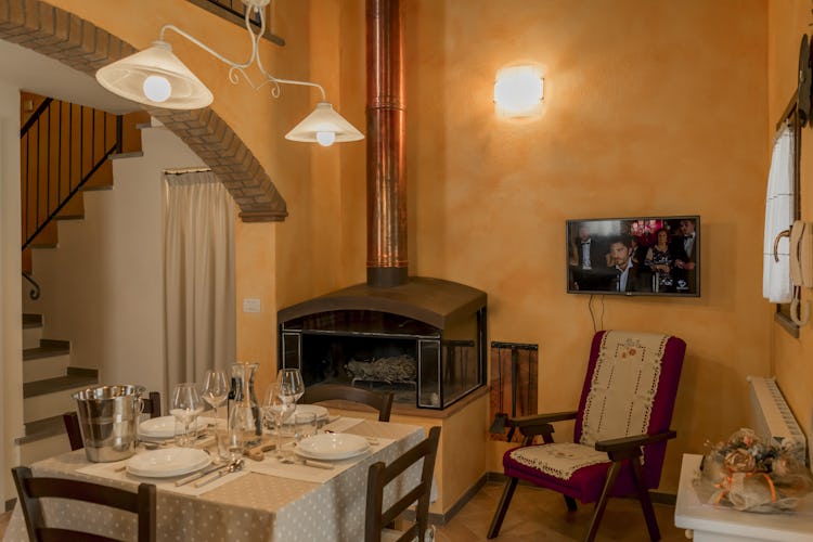 Villa Borgo la Fungaia: ogni appartamento è dotato di caminetto o stufa a legna