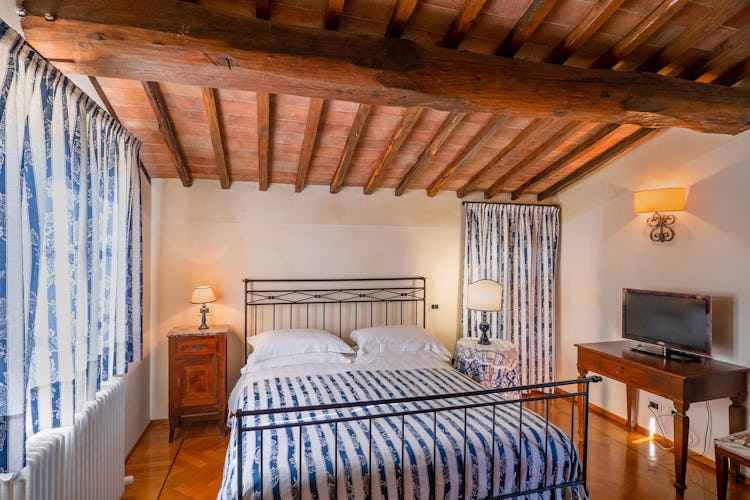 Blue bedroom villa near Siena