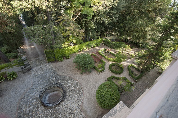La Villa è circondata da un giardino all'italiana e da oliveti