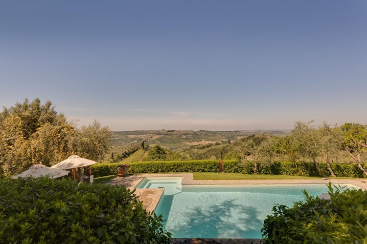 Villa I Barronci: Panoramic view of Chianti & Tuscany from pool