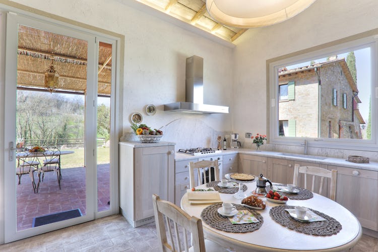 Villa La Fonte - La cucina, dallo stile semplice, pulito e minimalista, decisamente più moderno