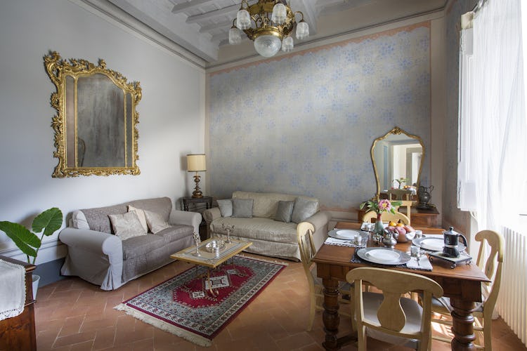 Villa Roveto: il soggiorno e sala pranzo, arredata con eleganza e stile