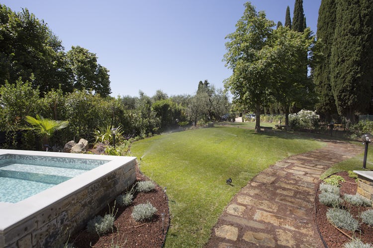 Villa Roveto: la piscina immersa nel verde del rigoglioso giardino