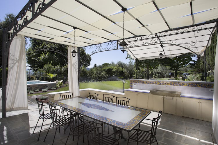 Villa Roveto: il gazebo per poter pranzare o cenare all'aperto