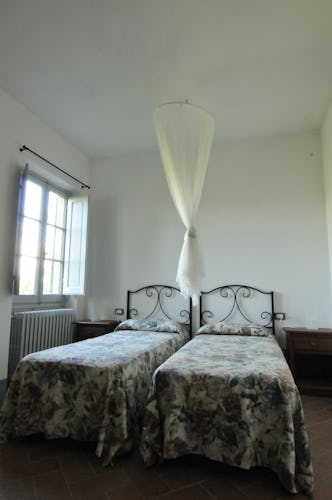 Villa Tiziana: spacious bedroom with three single beds