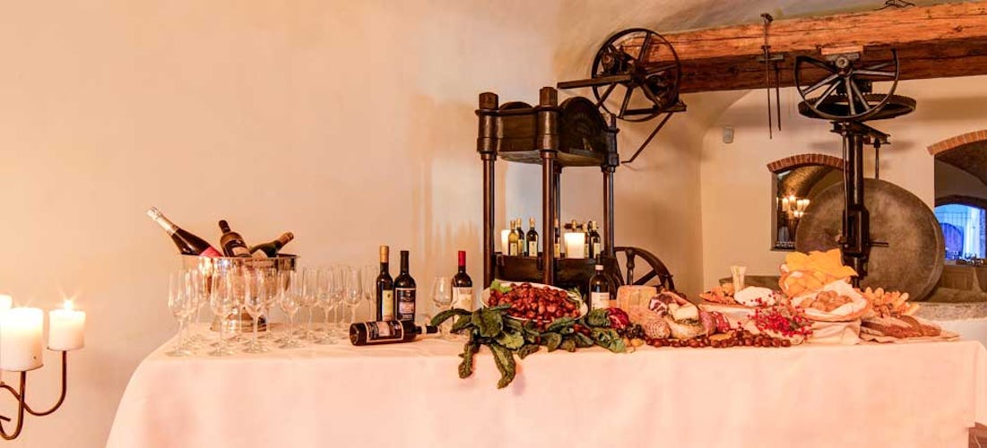 Ampia selezione di vini, inclusi quelli della tenuta di Villa Tolomei
