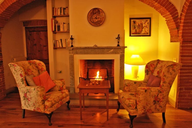 The romantic fireplace of Granaio Apartment