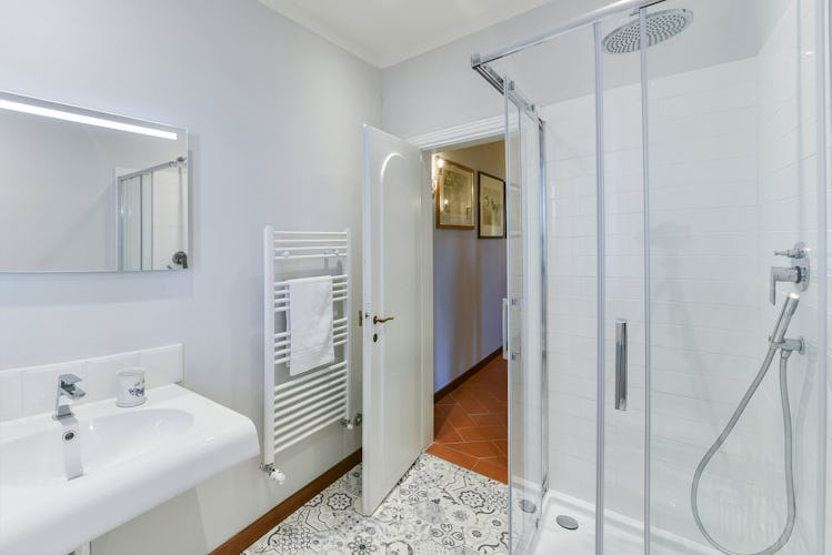 Bagno in stile moderno con un'ampia e comoda doccia