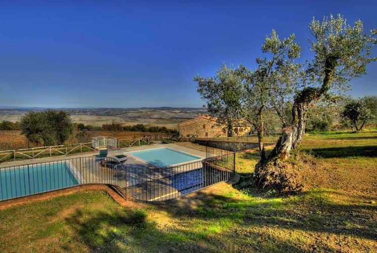 Enchanting panoramic views from the double pool at Bartoli Giusti