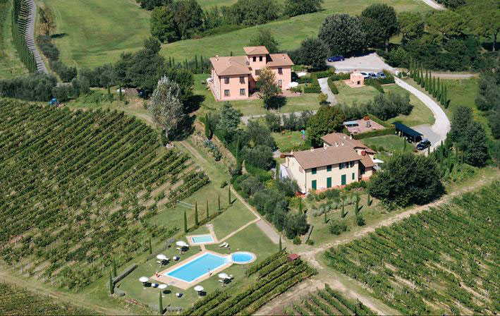 L'agriturismo Ã¨ circondato da oliveti, vigneti e filari di cipressi