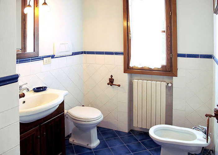 Bagni comodi e spaziosi arredati con un design moderno