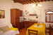 Arredo in tipico stile rurale con tutti i servizi ed i comfort moderni