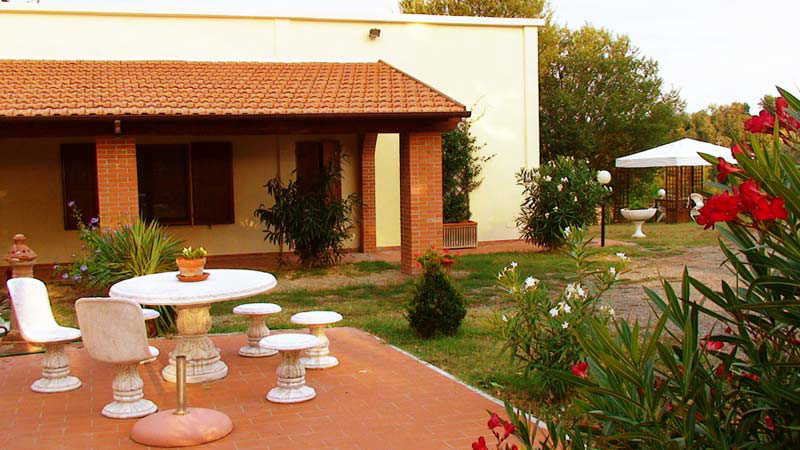 Tutto per un BBQ! Un gazebo, una griglia e sdria.