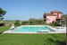 La piscina circondata dal rigoglioso giardino 