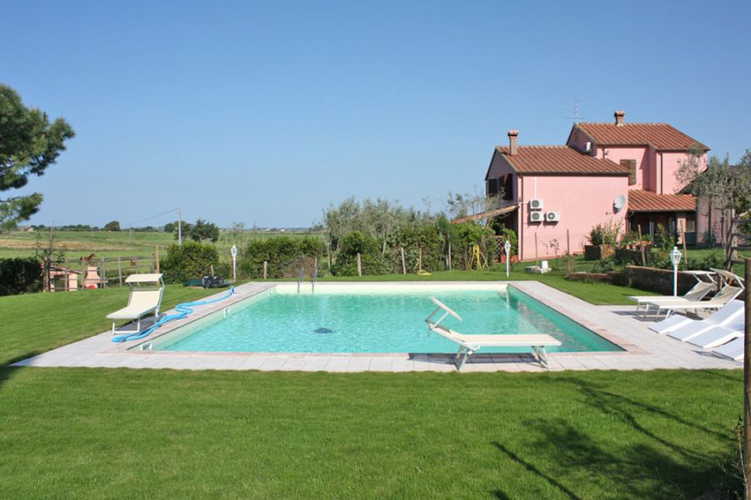 La piscina circondata dal rigoglioso giardino 