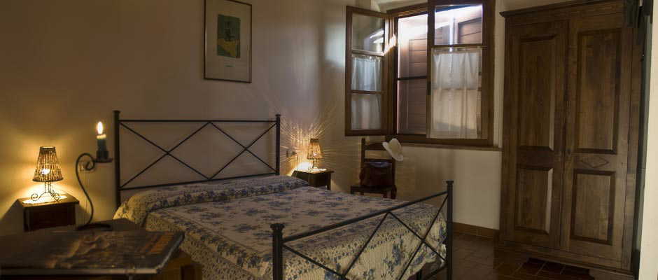 Camere ed appartamenti sono arredati in stile rustico toscano