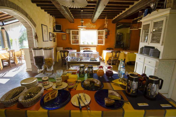 Colazione fatta in casa e mezza pensione disponibili su richiesta