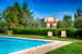 La piscina circondata dal giardino