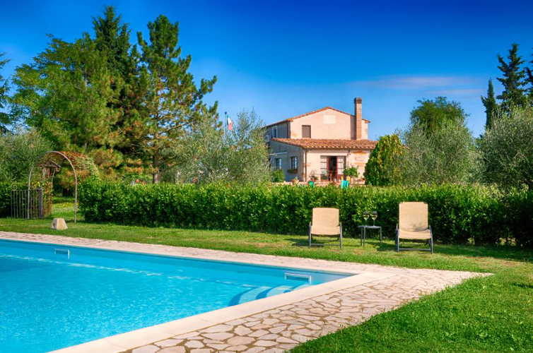 La piscina circondata dal giardino