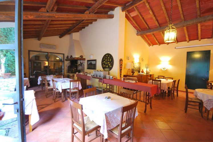 Indoor and outdoor breakfast area at Agriturismo Casa Rossa