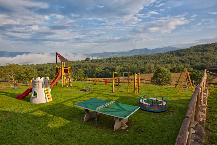 Agriturismo La Collina Delle Stelle - il parco giochi in giardino dove i bambini possono giocare in totale libertÃ 