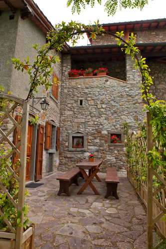 Agriturismo La Collina Delle Stelle - il patio esterno attrezzato con tavoli e sedie