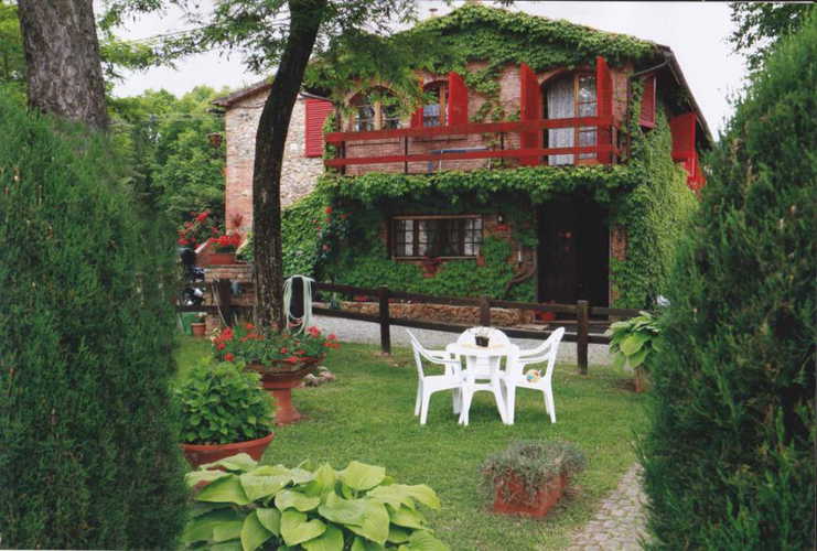 La facciata dell'agriturismo ornata con l'edera