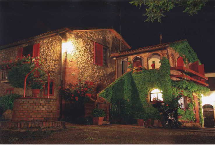 Una fotografia in notturna dell'agriturismo