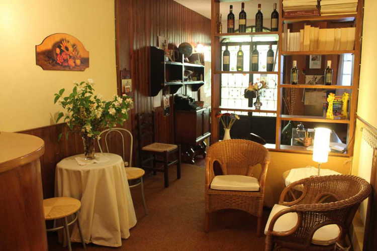 Accogliente spazio dell'agriturismo con sedie per gli ospiti