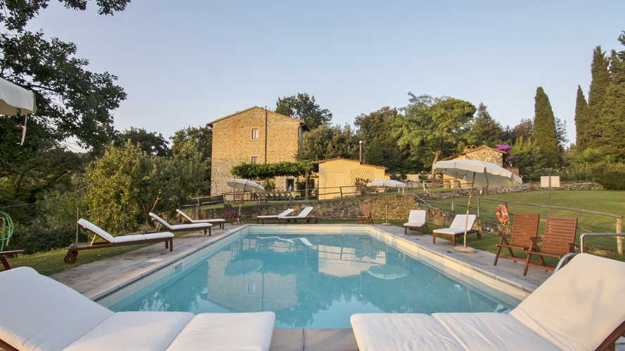 Agriturismo La Tinaia - Un grazioso giardino circonda il casale toscana 5 girasoli