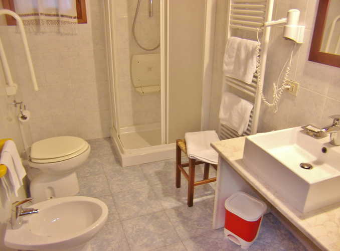 Agriturismo La Tinaia - Bagni moderni con doccia, questo dell'appartamento La Ginestra