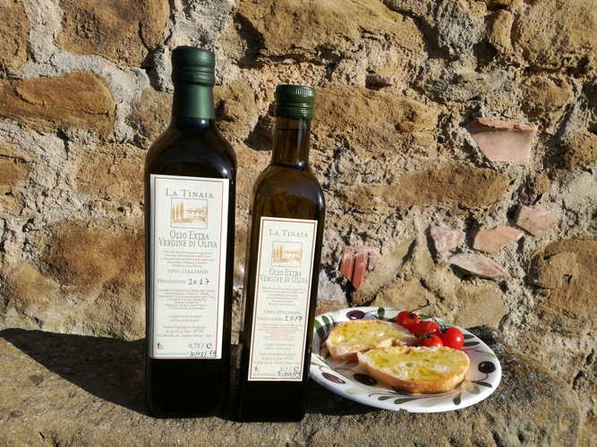 Assaggiate l'olio extra vergine d'oliva di produzione propria