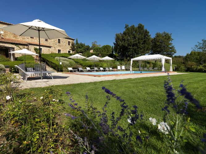 Agriturismo Piettorri - La piscina con la zona solarium e le sdraio