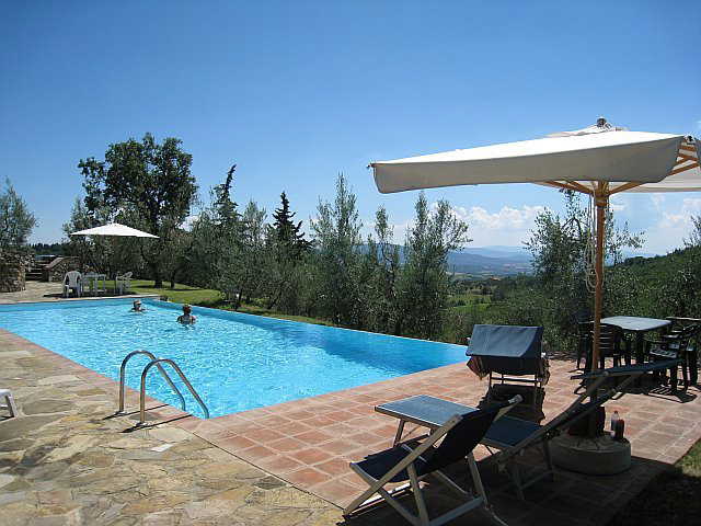 Un bagno rinfrescante in piscina